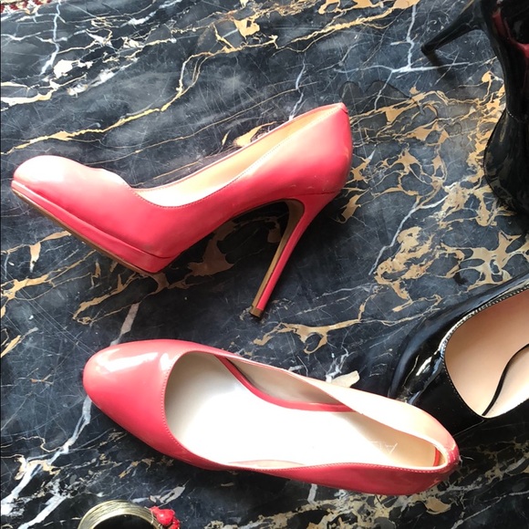 Ladies new shoes worn only one time - Picture 3 of 6